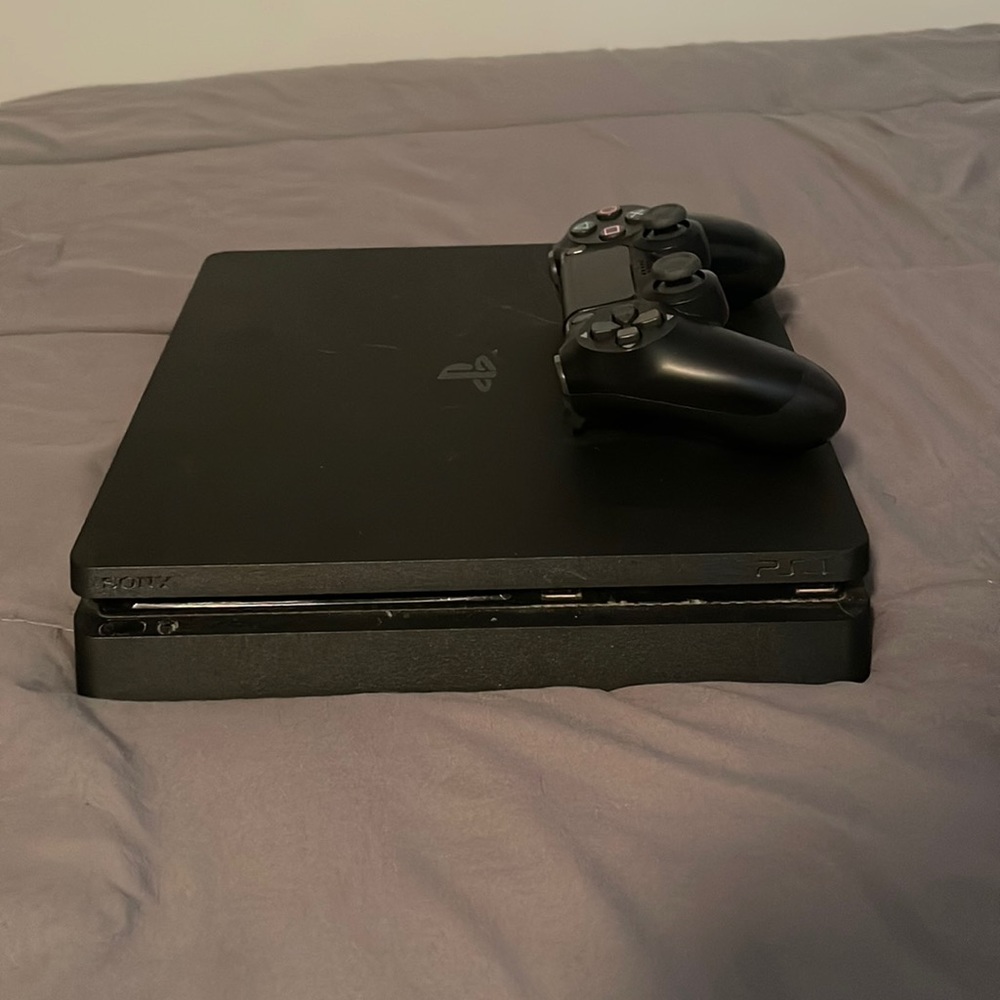 PS4 Slim 500 GB comes with cords and remote.
